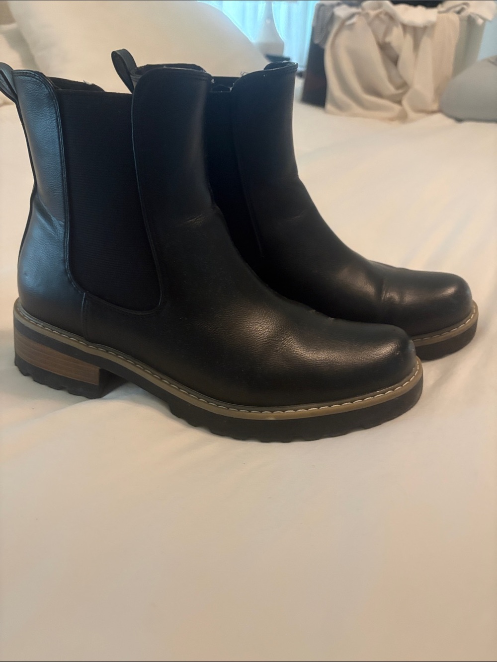 Universal Threads Classic Black Chelsea Boot for Women